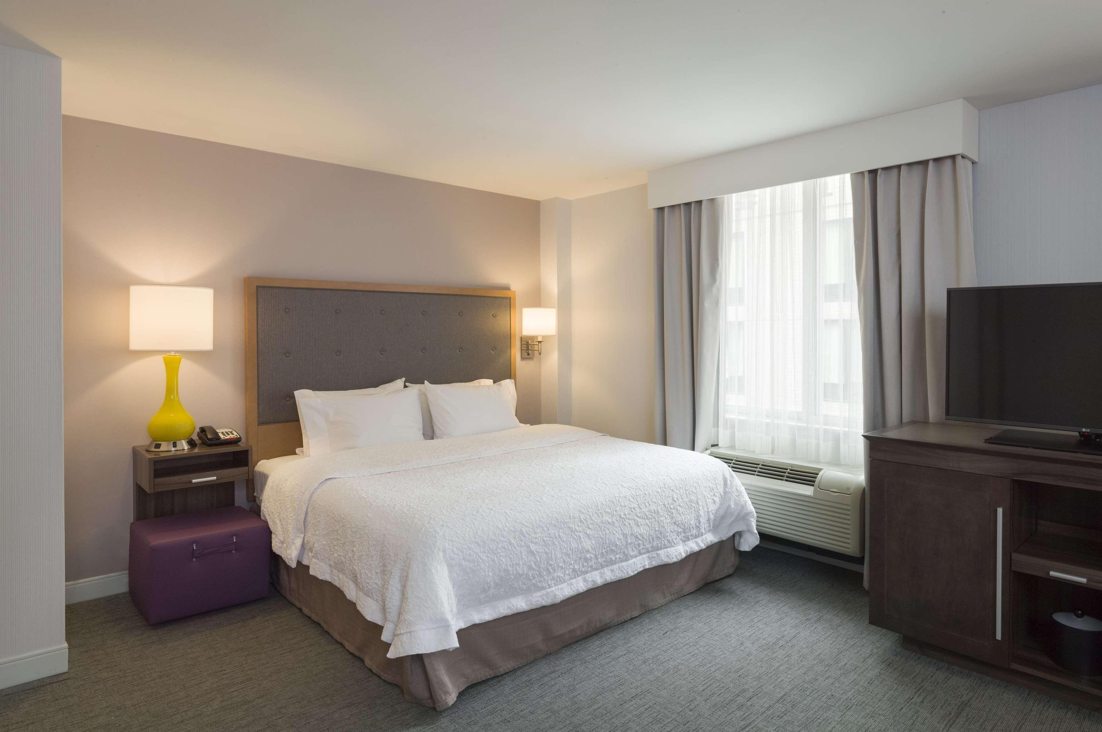 Hampton Inn Manhattan - Times Square South New York Bagian luar foto