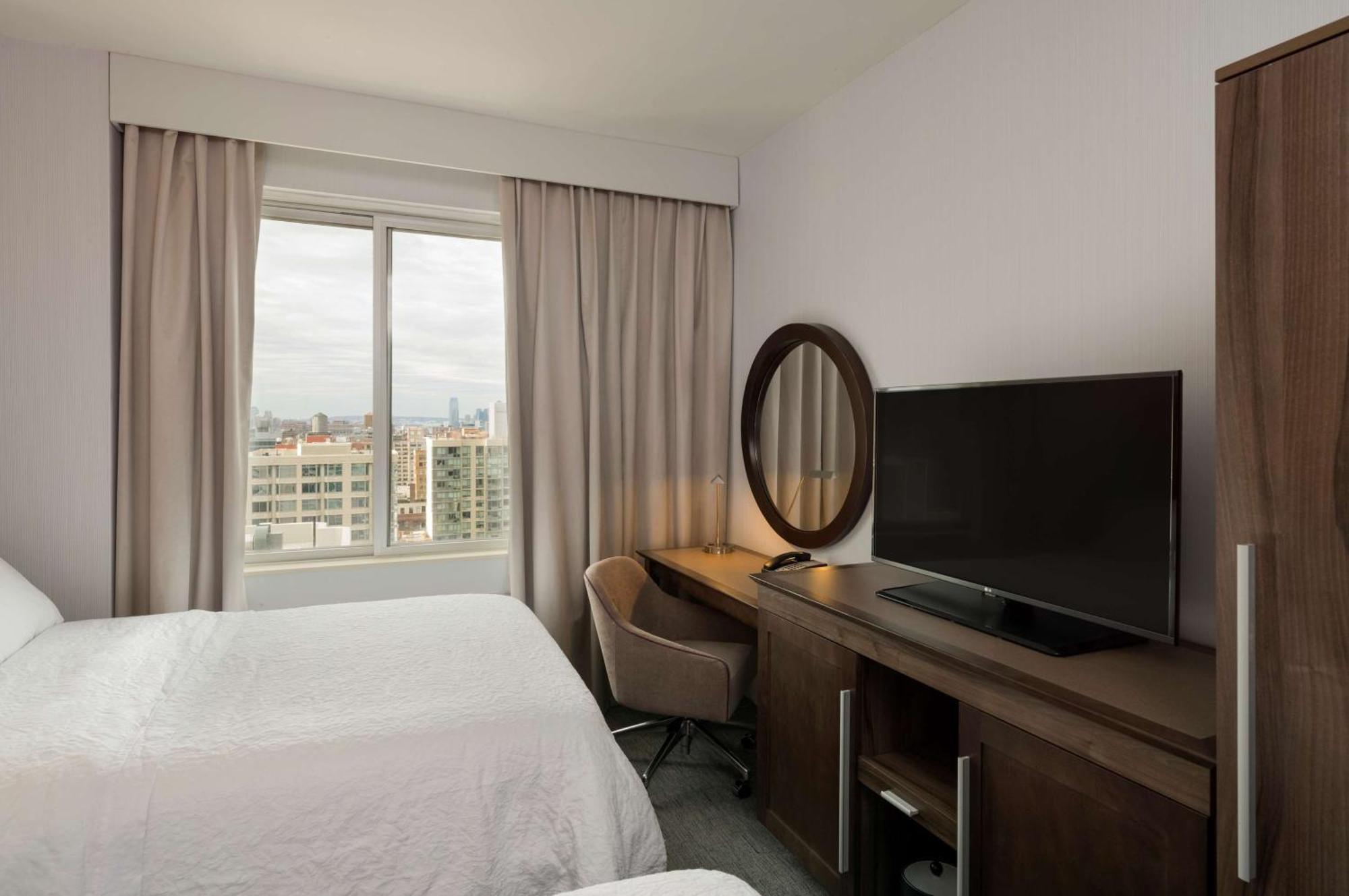 Hampton Inn Manhattan - Times Square South New York Bagian luar foto
