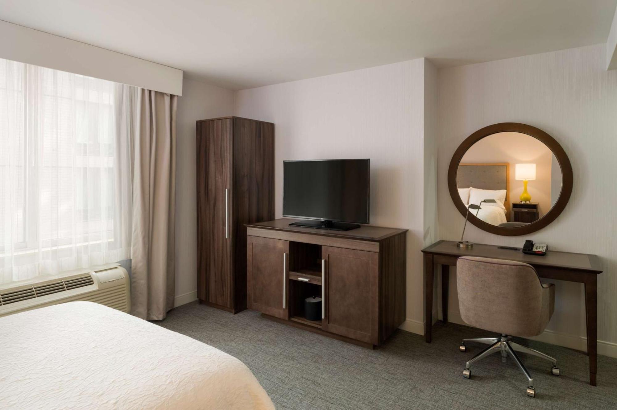 Hampton Inn Manhattan - Times Square South New York Bagian luar foto