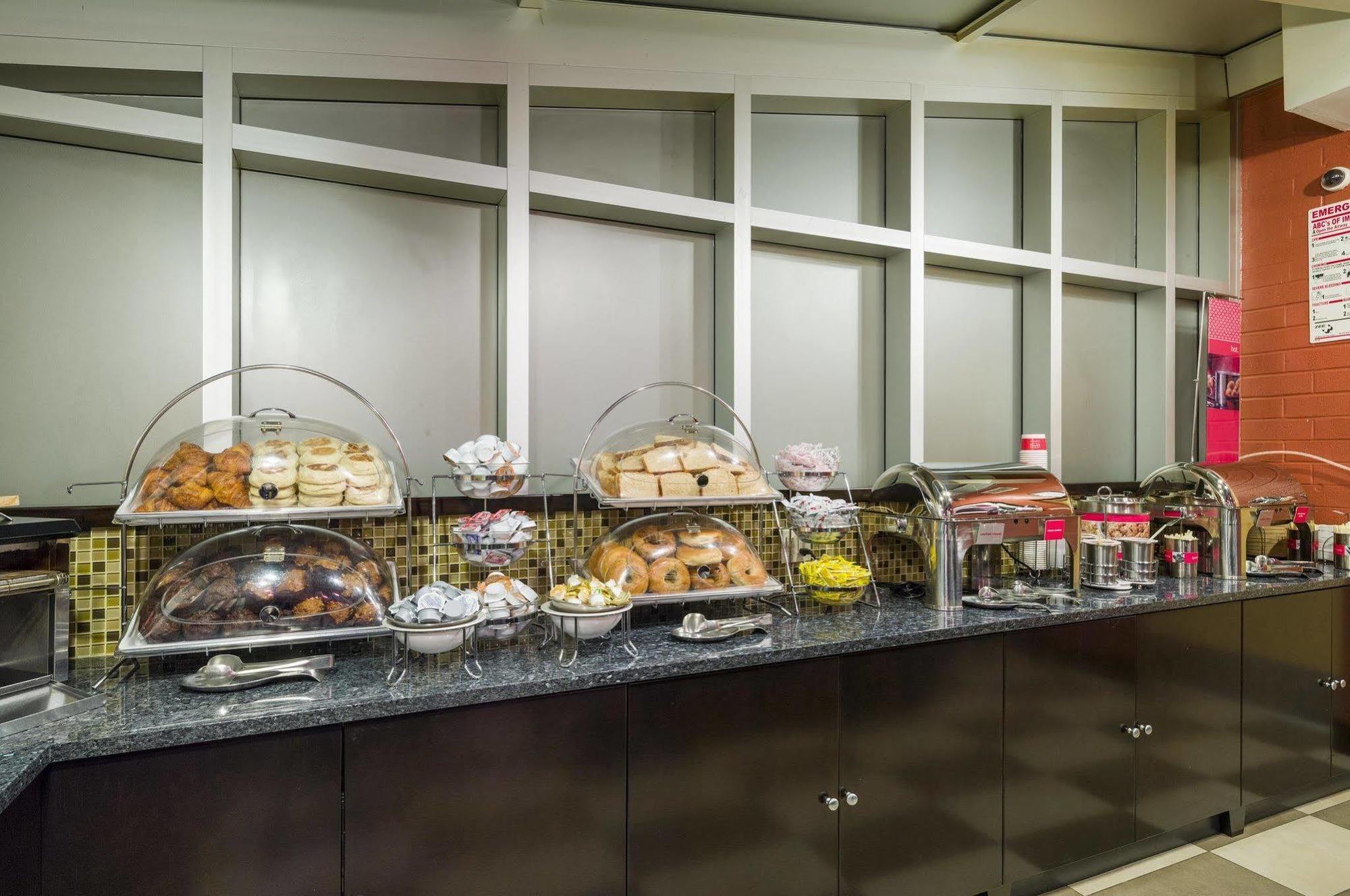 Hampton Inn Manhattan - Times Square South New York Bagian luar foto