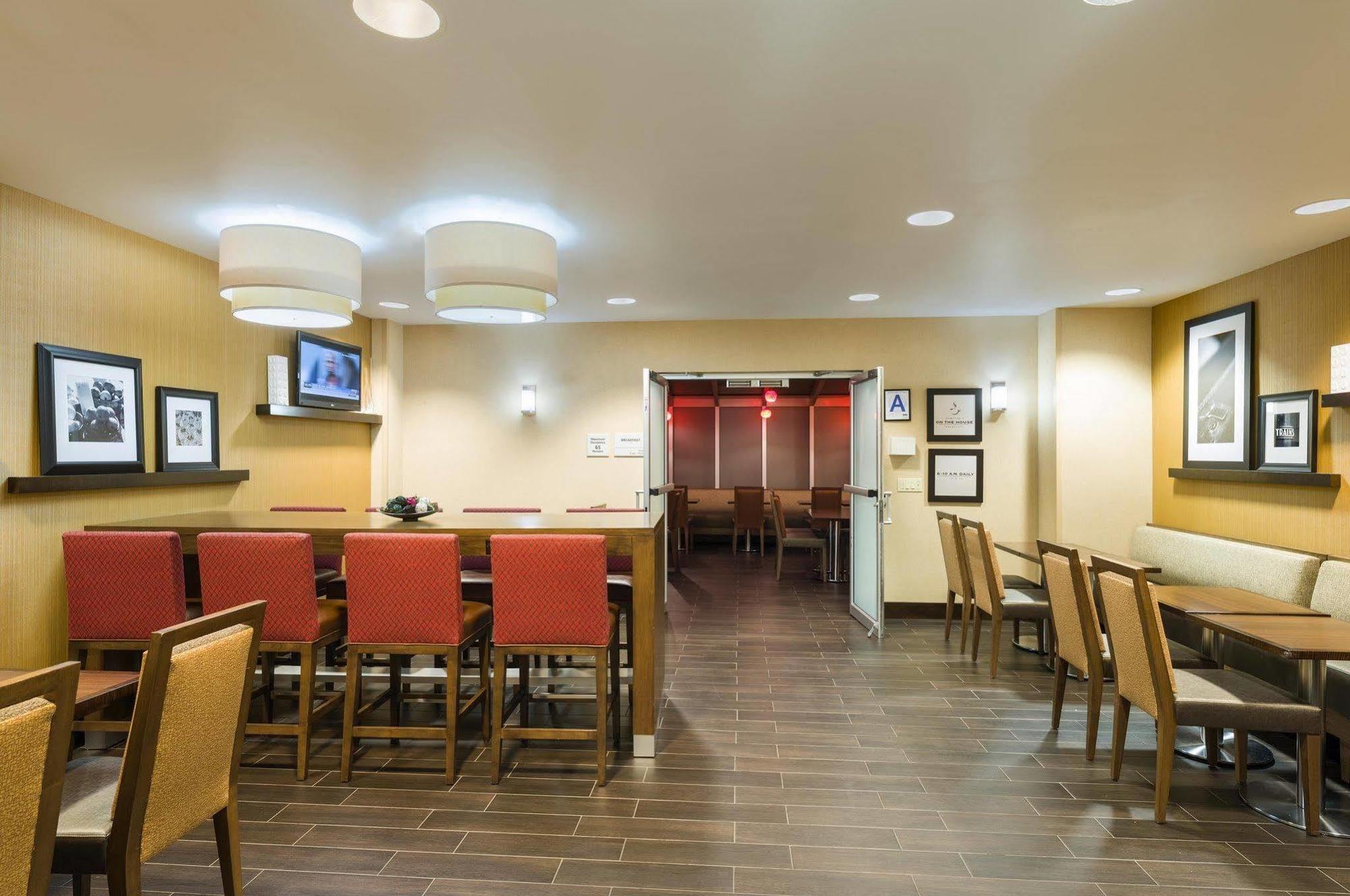 Hampton Inn Manhattan - Times Square South New York Bagian luar foto